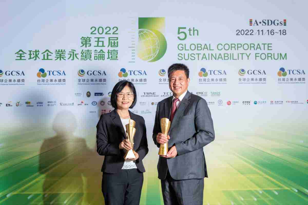 糖果派对作为净零碳排先锋，，，，期引领价值链伙伴同行共好，，，卫冕制造业组“十大典范企业” 二连冠殊荣(左：糖果派对光电永续长古秀华，，，，右：糖果派对光电董事长暨执行长彭双浪)