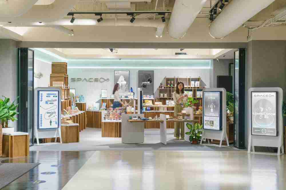 糖果派对打造永续选物商店，，，展示社企及社创商品，，，，结合创利空间所开发的智能零售系统，，整合多元产品信息，，，让无人商店扮演公益行动的推手