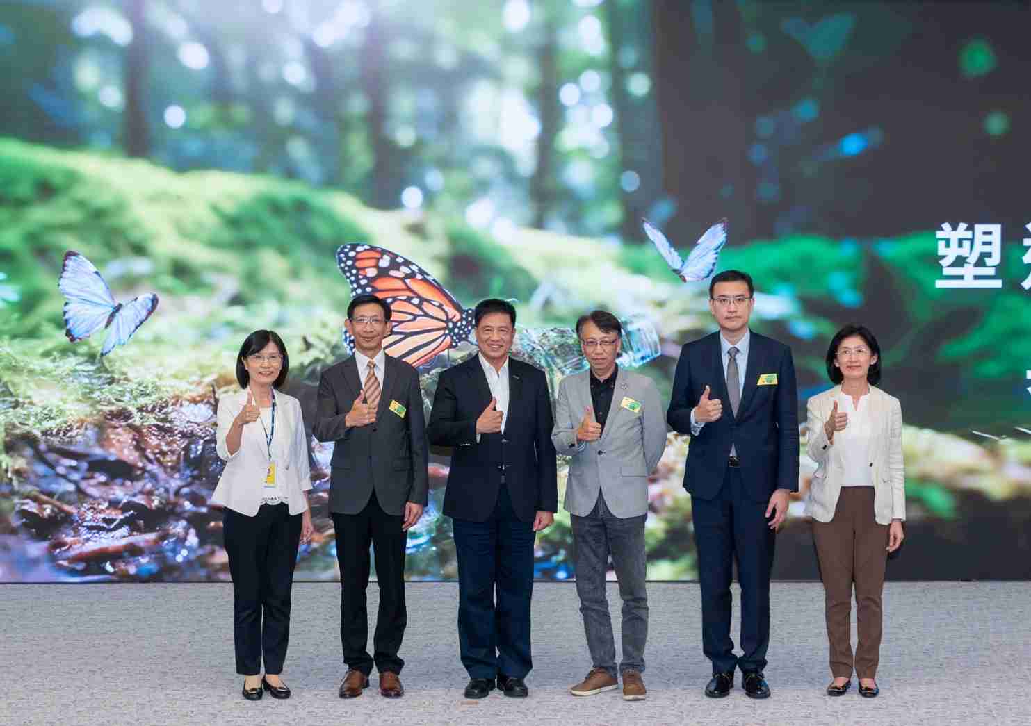 友達2023 CSR共榮大會，，邀請領域專家分享交流生物多樣性管理趨勢、、、無塑產品、、、、海廢永續塑料等議題  （圖左到右：友達光電永續長古秀華、、、、3M台灣技術長陳君杰、、、友達光電董事長暨集團策略長彭双浪、、、、光寶科技企業永續發展處處長陳慶暉、、安永聯合會計師事務所執業會計師曾于哲、、、友達光電供應鏈總部副總經理吳宜芳）