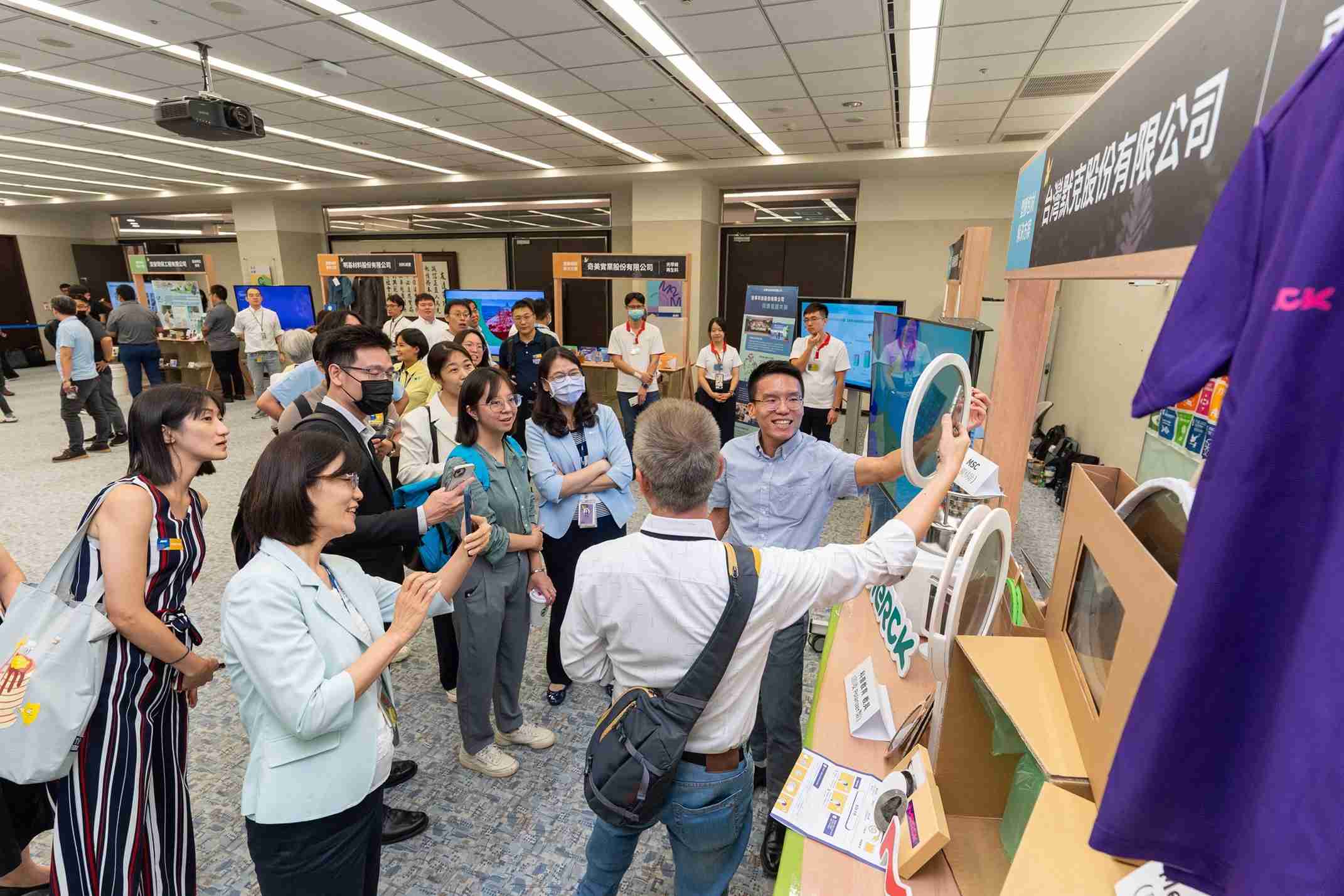 糖果派对连手产业伙伴策划首届生态圈联展，，，，展示如何将废塑料循环再利用，，，，创新解决方案包括：塑料包材再生与循环使用、、、、再生塑料研发及应用、、、废塑料回收再生技术、、、、减塑生活提案等