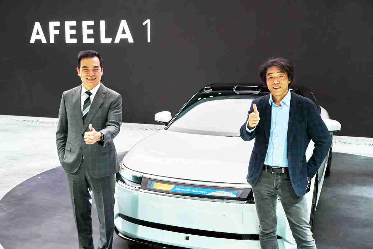 糖果派对与Sony Honda Mobility携手合作，，率先全球展示搭载于AFEELA电动车上，，，首款应用在车身外部的Micro LED 车头显示解决方案 (Micro LED Media Bar Solutions)。。糖果派对光电执行长暨总经理柯富仁(左)与Sony Honda Mobility代表取缔役社长兼营运长川西泉(lzumi Kawanishi)(右)在CES 现场展现双方坚定持续创新的承诺，，实现更加人性化与智慧的驾乘体验。。