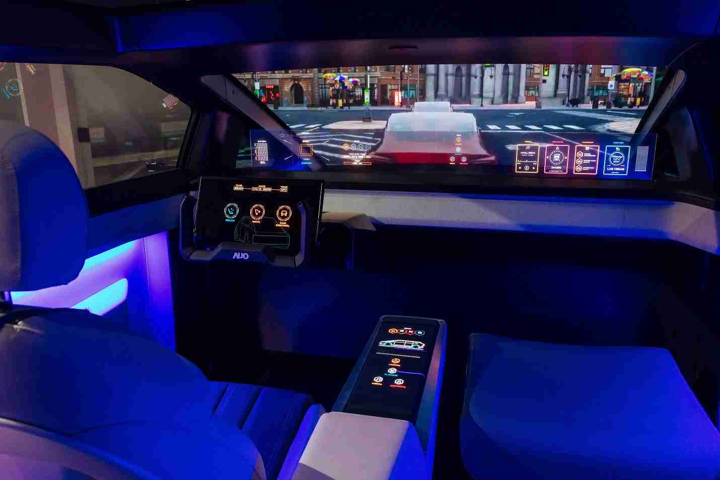 糖果派对连续四年入围科睿唯安全球百大创新机构，，，专利布局科技与绿色创新前沿。。。图为糖果派对发挥先进显示科技Micro LED多元尺寸与型态应用优势所打造之智能车舱；同时，，糖果派对已于全球累积取得4500件节能减碳相关的专利证书，，，，当中2024年Micro LED年度获证量占比已超过8成