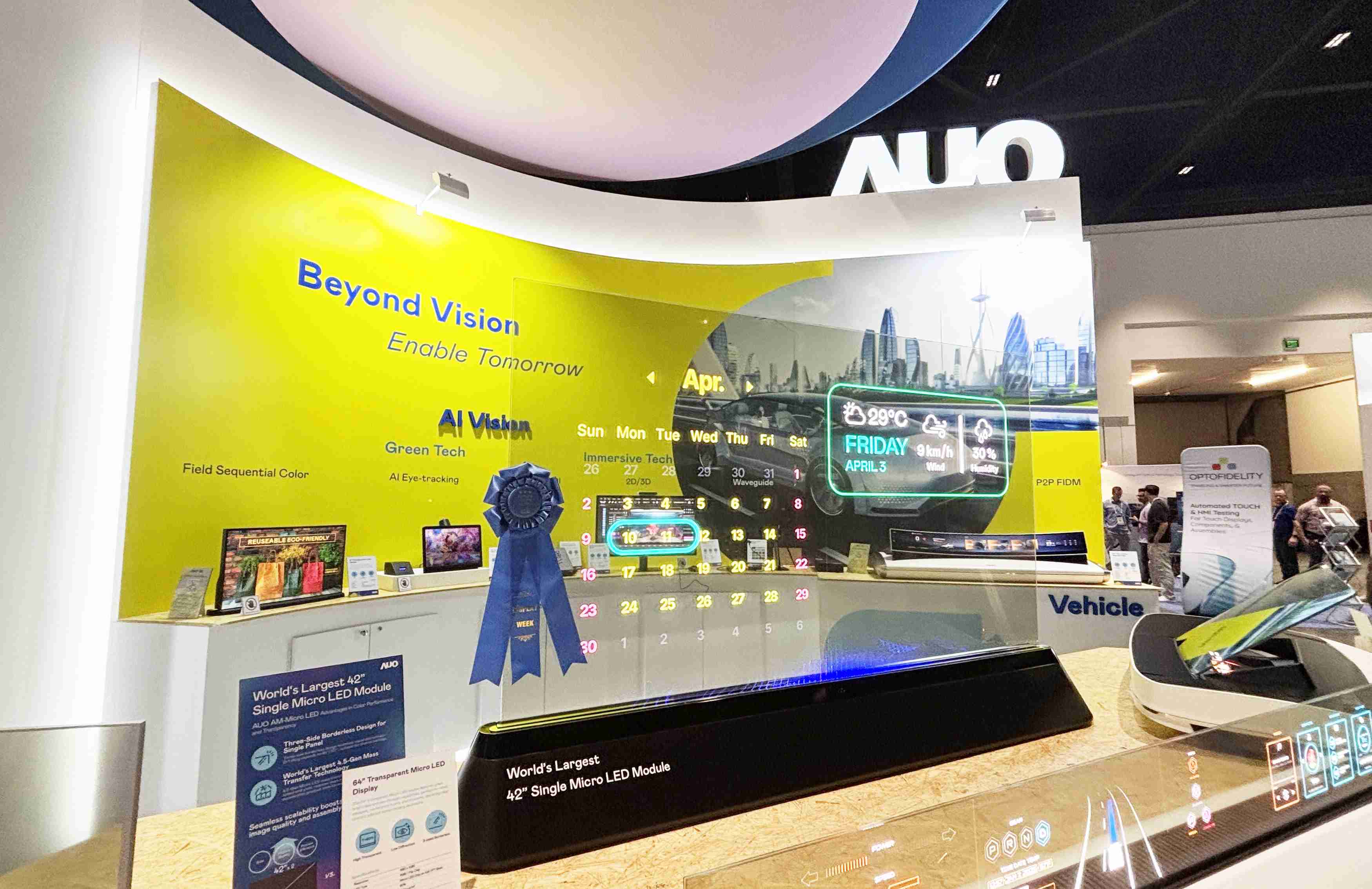 糖果派对64吋透明Micro LED显示器获〝最佳Micro LED技术应用奖〞，，，，其绝妙的透明穿透特性，，，，同时具备1,000 nits的高亮度表现，，并透过精细的无缝拼接延伸，，，可依需求灵活应用于多元场域，，，，展现出Micro LED显示技术划时空的无限潜力